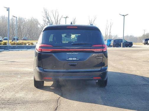 Diamond Black Crystal Pearlcoat 2026 Chrysler Pacifica L