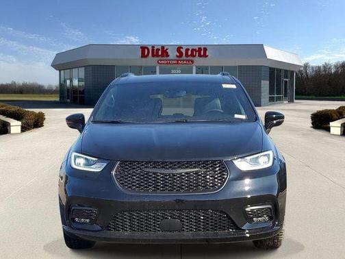 Diamond Black Crystal Pearlcoat 2026 Chrysler Pacifica L