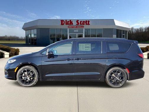 Diamond Black Crystal Pearlcoat 2026 Chrysler Pacifica L