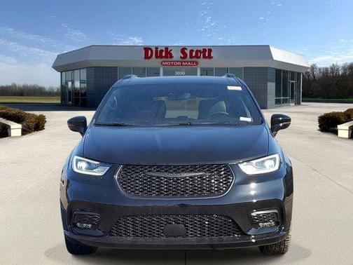 Diamond Black Crystal Pearlcoat 2026 Chrysler Pacifica L