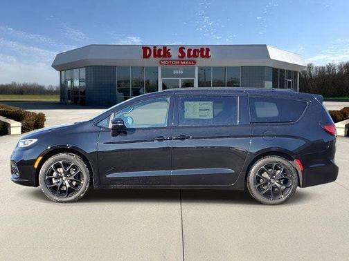 Diamond Black Crystal Pearlcoat 2026 Chrysler Pacifica L