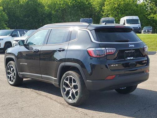 Diamond Black Crystal Pearlcoat 2026 Jeep Compass Limited