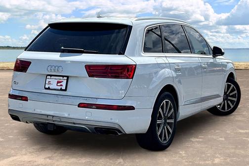 White 2019 Audi Q7 45 SE Premium Plus
