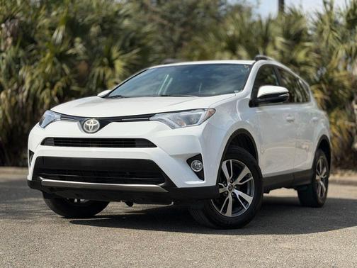 Super White 2018 Toyota RAV4 XLE