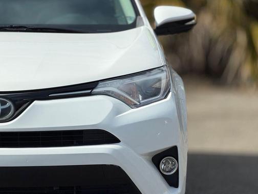 Super White 2018 Toyota RAV4 XLE