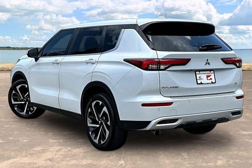 White 2024 Mitsubishi Outlander SE
