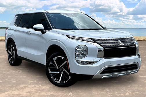 White 2024 Mitsubishi Outlander SE