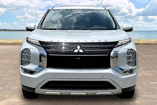 White 2024 Mitsubishi Outlander SE