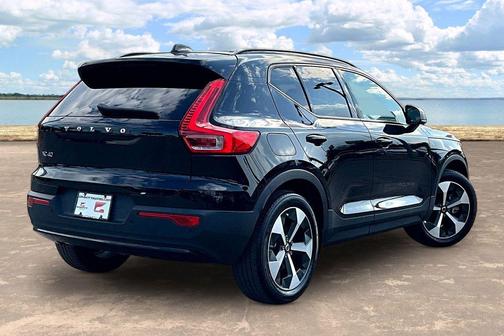 Onyx Black Metallic 2024 Volvo XC40 B5 Core