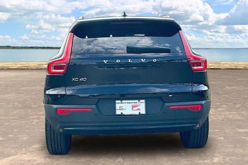 Onyx Black Metallic 2024 Volvo XC40 B5 Core