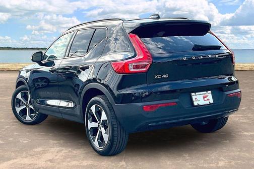 Onyx Black Metallic 2024 Volvo XC40 B5 Core