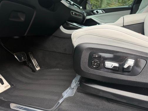 Alpine White 2023 BMW X7 xDrive40i