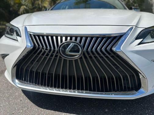 White 2019 Lexus ES 350 350
