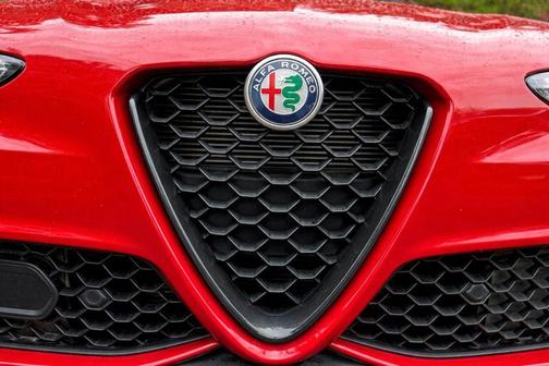 Rosso 2023 Alfa Romeo Giulia Veloce