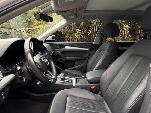 Glacier White Metallic 2019 Audi Q5 2.0T Premium Plus