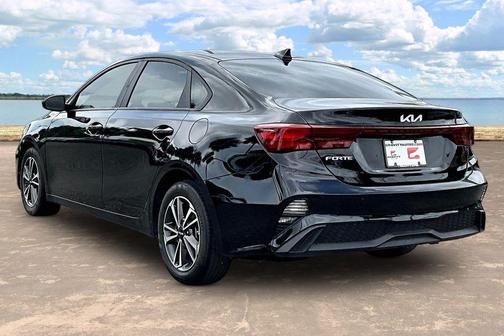 Aurora Black Pearl 2024 Kia Forte LXS