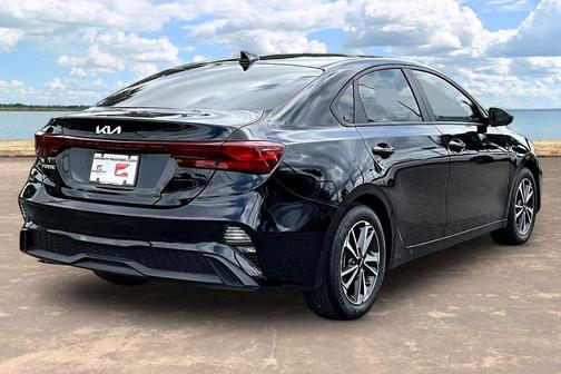 Aurora Black Pearl 2024 Kia Forte LXS