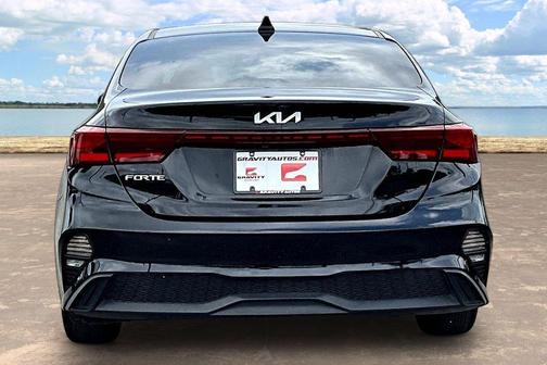 Aurora Black Pearl 2024 Kia Forte LXS