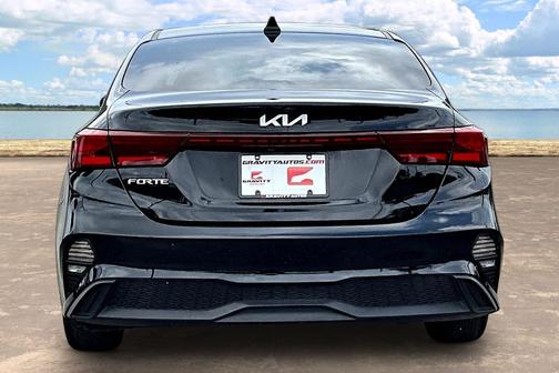Aurora Black Pearl 2024 Kia Forte LXS