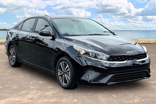 Aurora Black Pearl 2024 Kia Forte LXS