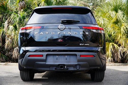 2022 Nissan Pathfinder SV