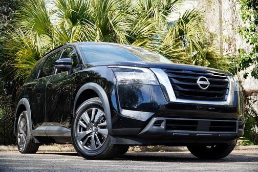 2022 Nissan Pathfinder SV