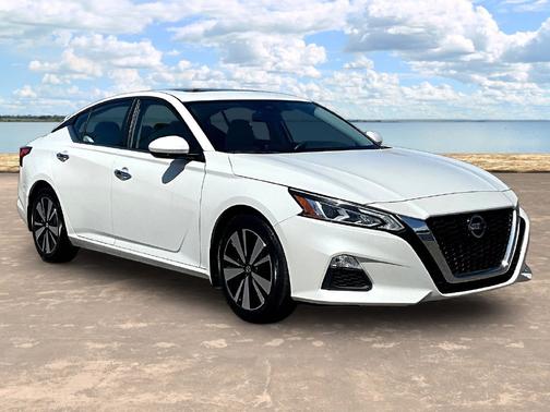 Pearl White Tricoat 2022 Nissan Altima 2.5 SV