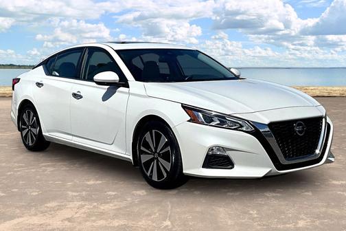 Pearl White Tricoat 2022 Nissan Altima 2.5 SV