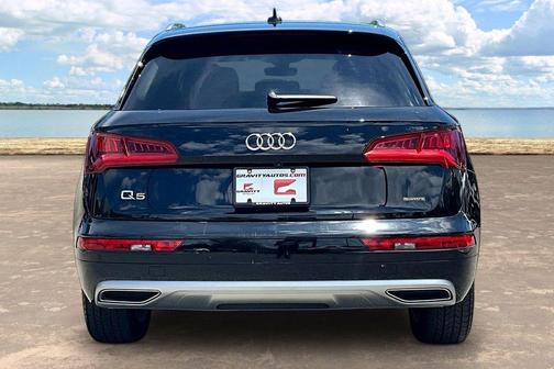 Mythos Black Metallic 2020 Audi Q5 40 Premium Plus