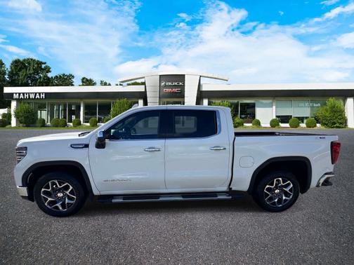 Summit White 2023 GMC Sierra 1500 SLT