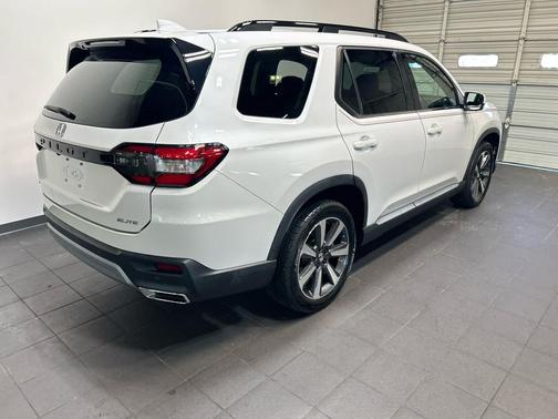 Platinum White Pearl 2023 Honda Pilot AWD Elite