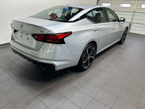 Brilliant Silver Metallic 2023 Nissan Altima SR FWD
