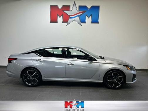 Brilliant Silver Metallic 2023 Nissan Altima SR FWD