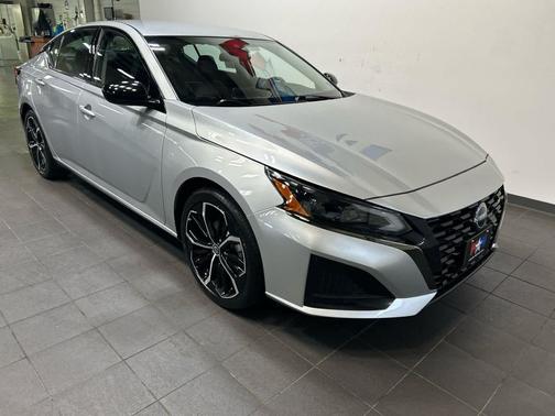 Brilliant Silver Metallic 2023 Nissan Altima SR FWD