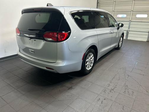 2024 Chrysler Voyager LX