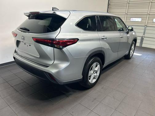 Celestial Silver Metallic 2022 Toyota Highlander LE