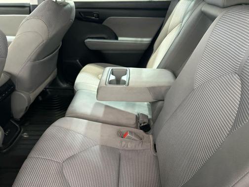 Celestial Silver Metallic 2022 Toyota Highlander LE
