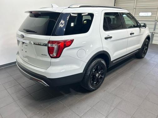 Oxford White 2017 Ford Explorer XLT