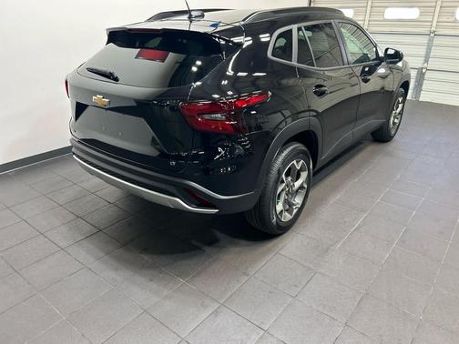 GB0 MOSAIC BLACK METALLIC 2026 Chevrolet Trax LT