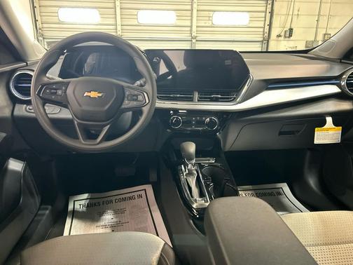 GB0 MOSAIC BLACK METALLIC 2026 Chevrolet Trax LT