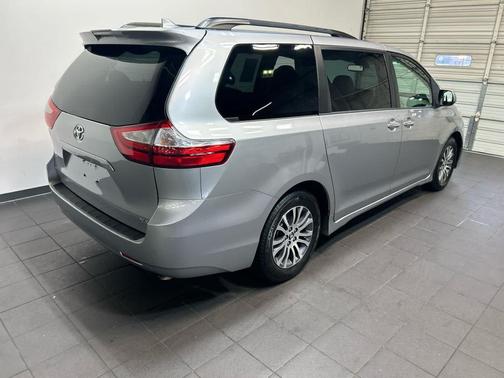Silver Sky Metallic 2018 Toyota Sienna XLE