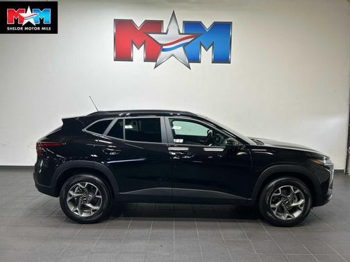 Mosaic Black Metallic 2026 Chevrolet Trax LT