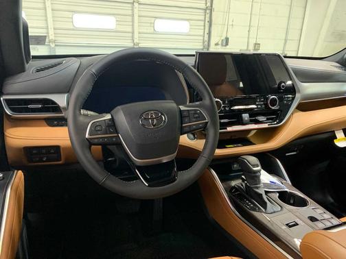 2026 Toyota Highlander Hybrid Platinum