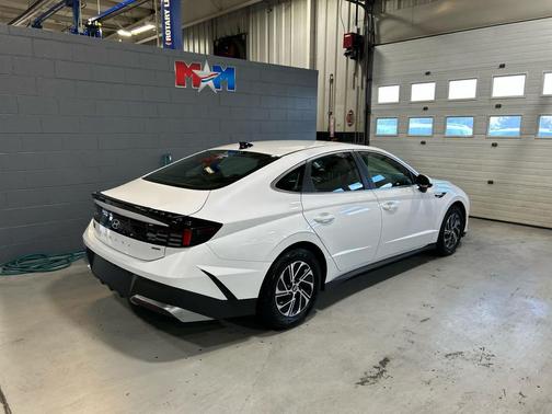 2026 Hyundai SONATA Hybrid Base