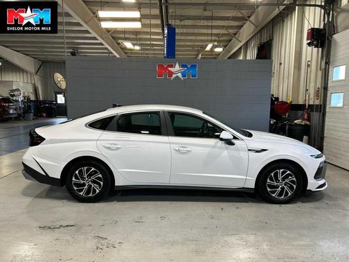 2026 Hyundai SONATA Hybrid Base