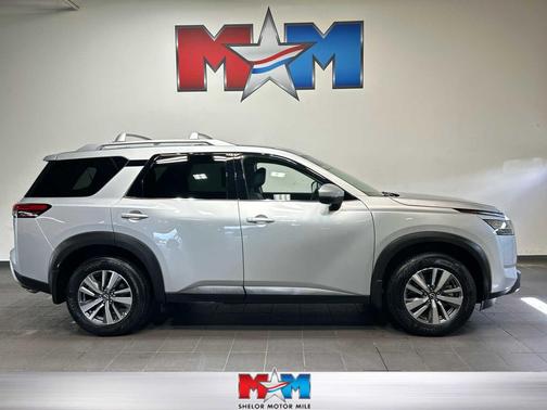 Brilliant Silver Metallic 2023 Nissan Pathfinder SL 4WD