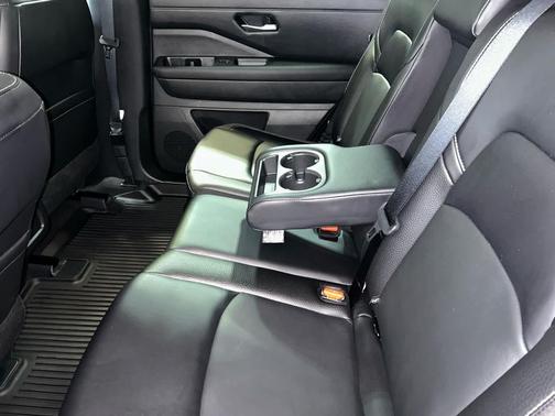 Brilliant Silver Metallic 2023 Nissan Pathfinder SL 4WD