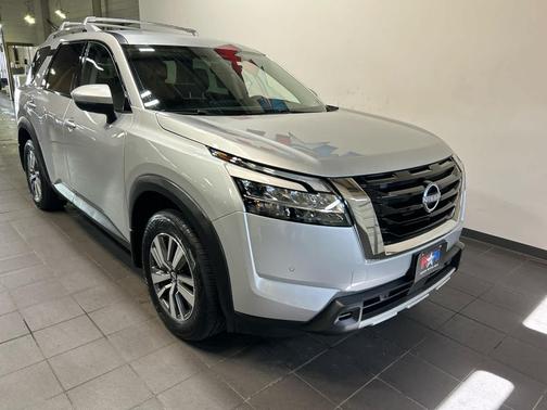 Brilliant Silver Metallic 2023 Nissan Pathfinder SL 4WD