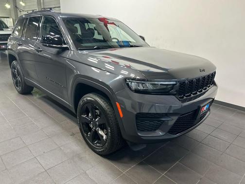 Baltic Gray Metallic Clearcoat 2023 Jeep Grand Cherokee Altitude