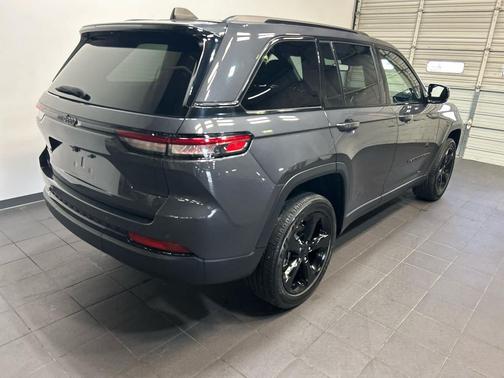 Baltic Gray Metallic Clearcoat 2023 Jeep Grand Cherokee Altitude